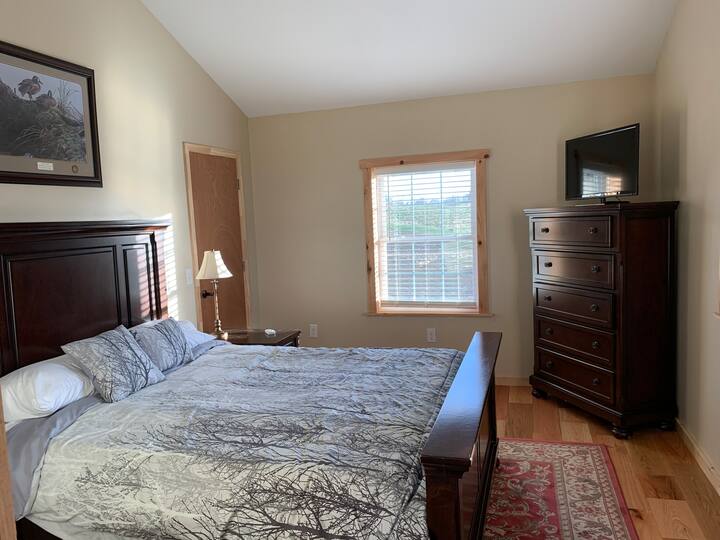 Მე-2 საძინებელი, რომელშიც არის საწოლი დიდი ზომის, კომოდი და კარადა. 