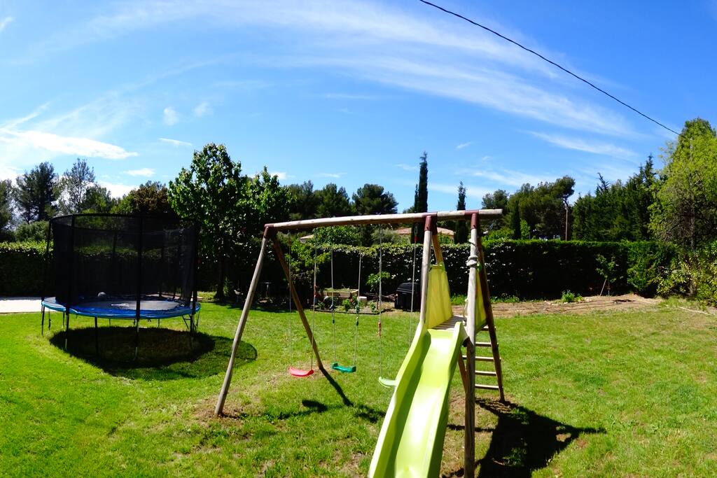 Aire de jeux (balançoire, tobogan, trampoline, terrain de pétanque) et potager