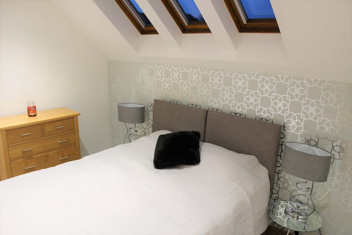 Dhomë gjumi e dytë e madhe me një krevat dopio "king" që mund të ndahet në 2 krevate tek