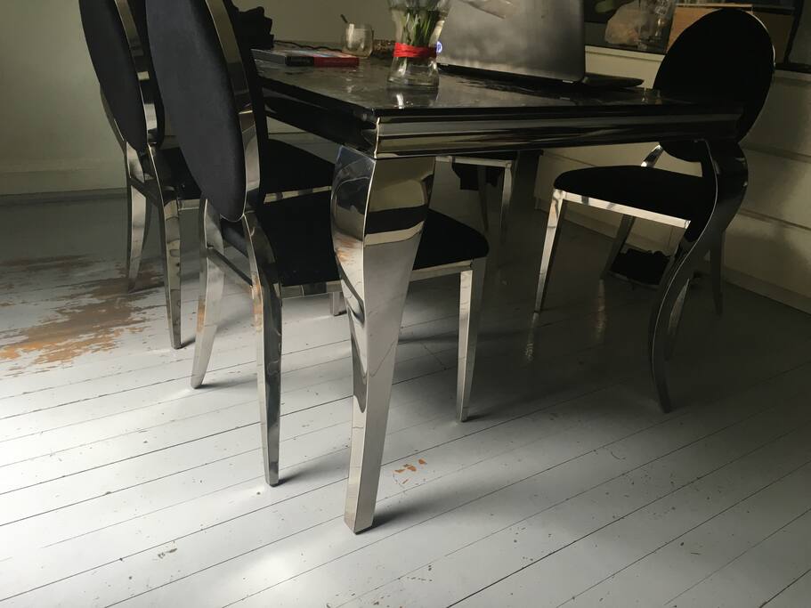 salle avec table a manger
