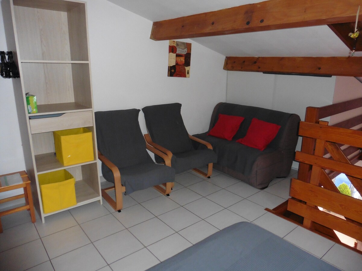 Sala de estar y área de almacenamiento