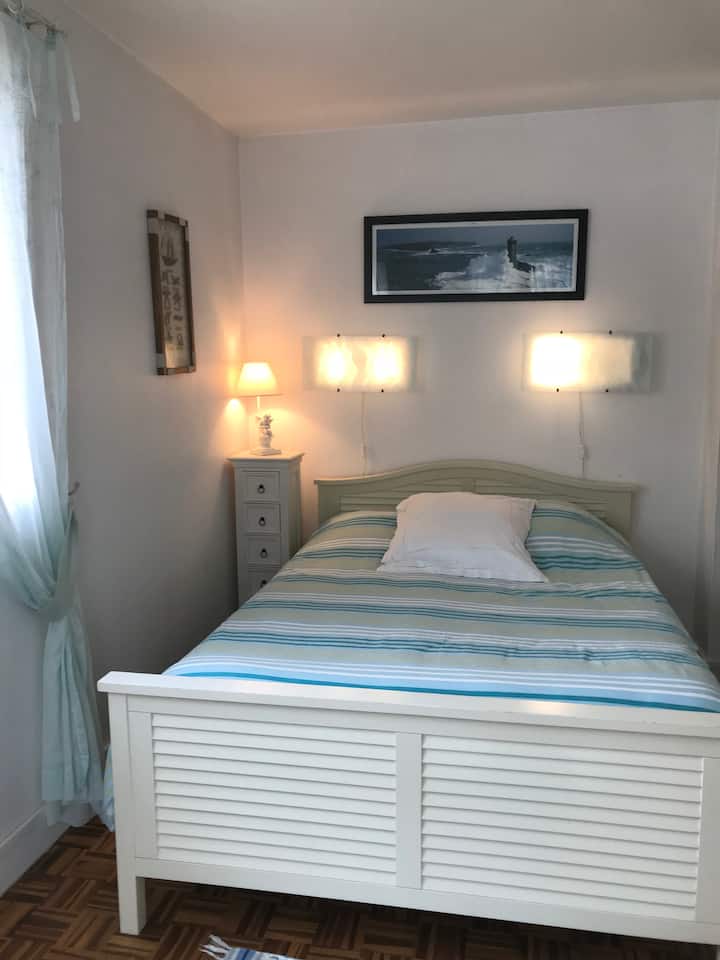 Habitación «capitán»  vista acantilados con ropa de cama de 140.
Balcón y zona de relax vista acantilado 
El lugar ideal para el fin de semana 