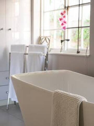 Spacious Home – Mountain Views,Pool,Firepit & BBQ gallery image 4