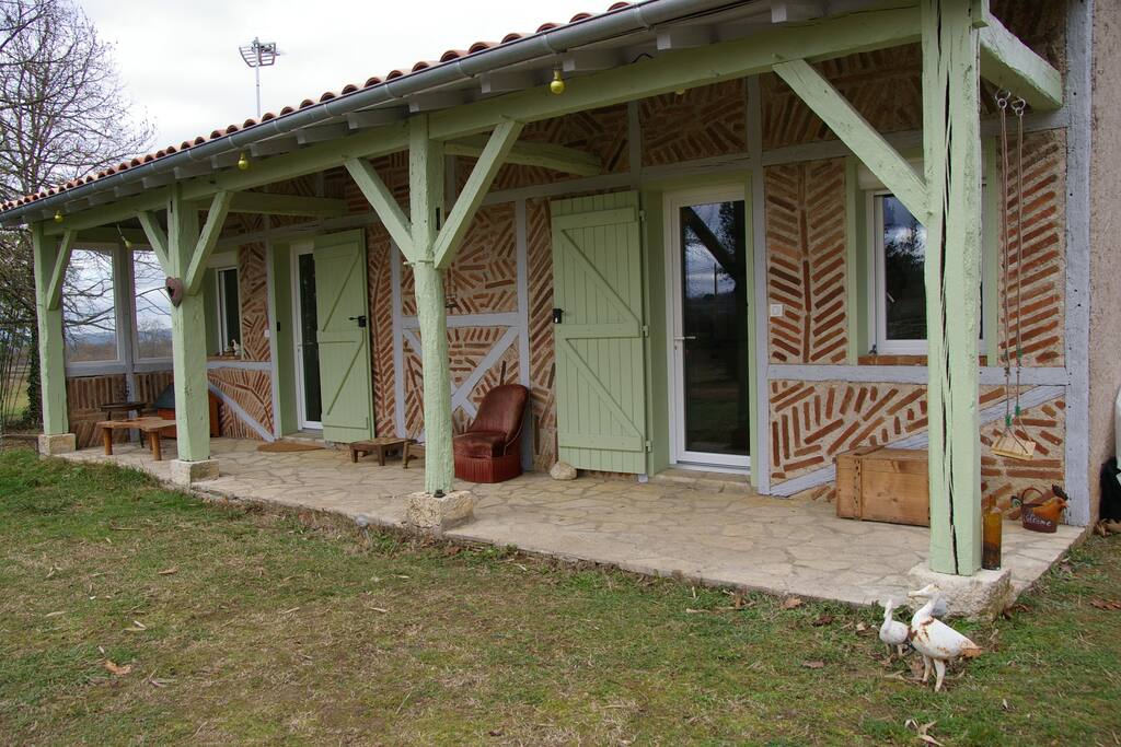 2 entrées sur terrasse, chambre et salon