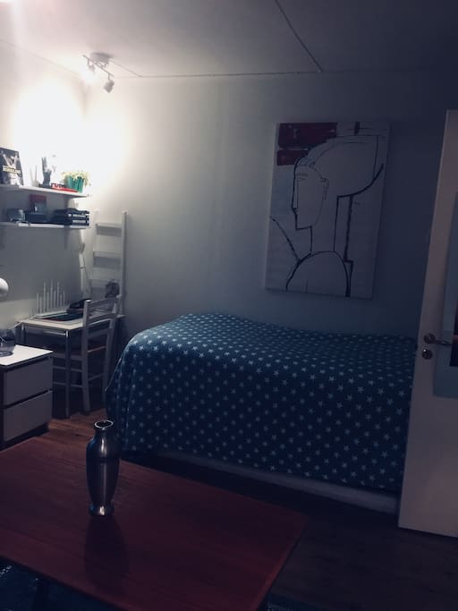 Sovrum 3: två sängar- övervåning.