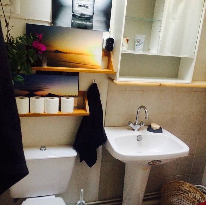 Spacious bathroom with bath tub