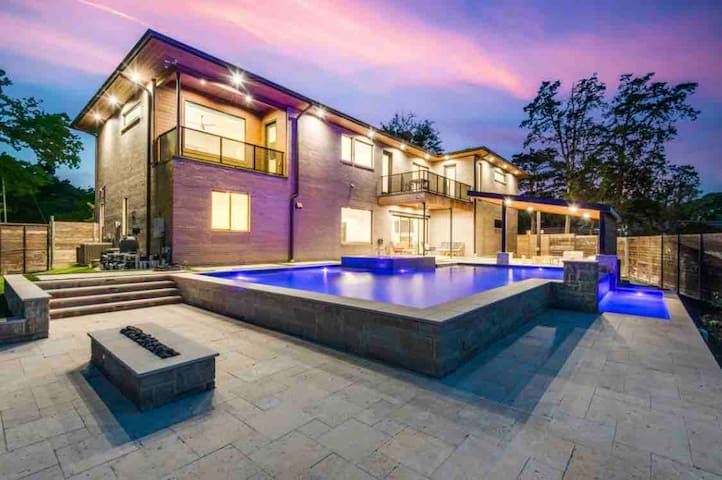 Modern escape w/ pool & hot tub