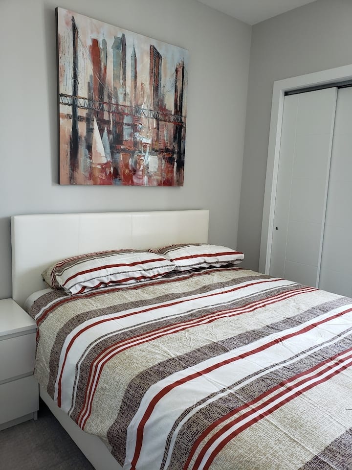 ห้องนอนที่สองพร้อมมู่ลี่และเตียงและฟูกนอนใหม่ที่ยอดเยี่ยม 