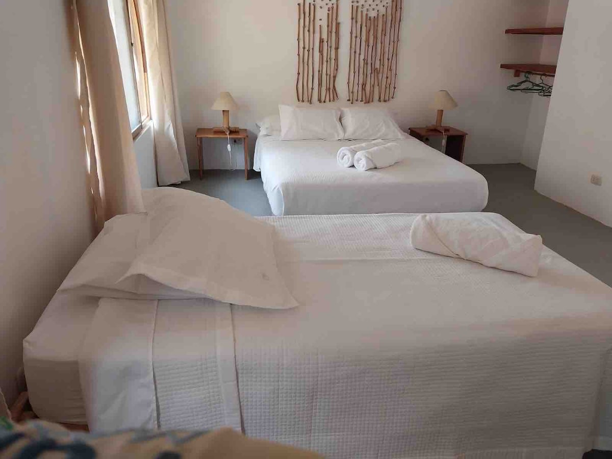 Spálňa 5 – manželská posteľ a trojštvrťová posteľ. 