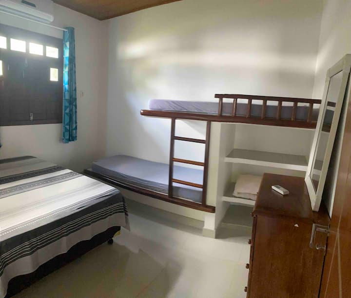 Dormitorio 5,
1 cama doble, 1 litera , aire acondicionado, 1 cómoda. 