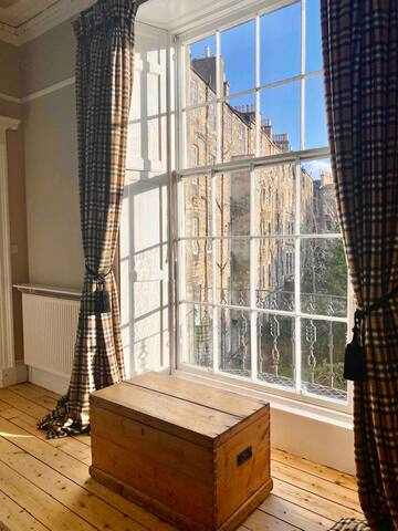 SALE! Enormous Luxury 4 Bed, Sleeps 8-10 gallery image 2