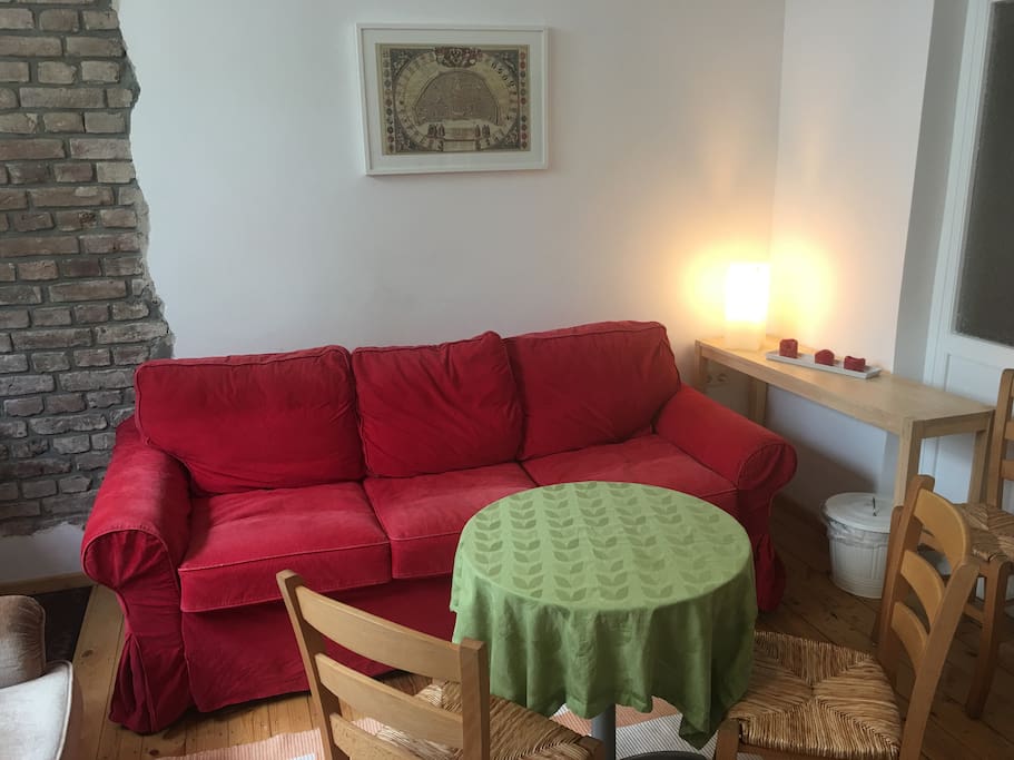 Wohnzimmer mit ausziehbarem Schlafsofa