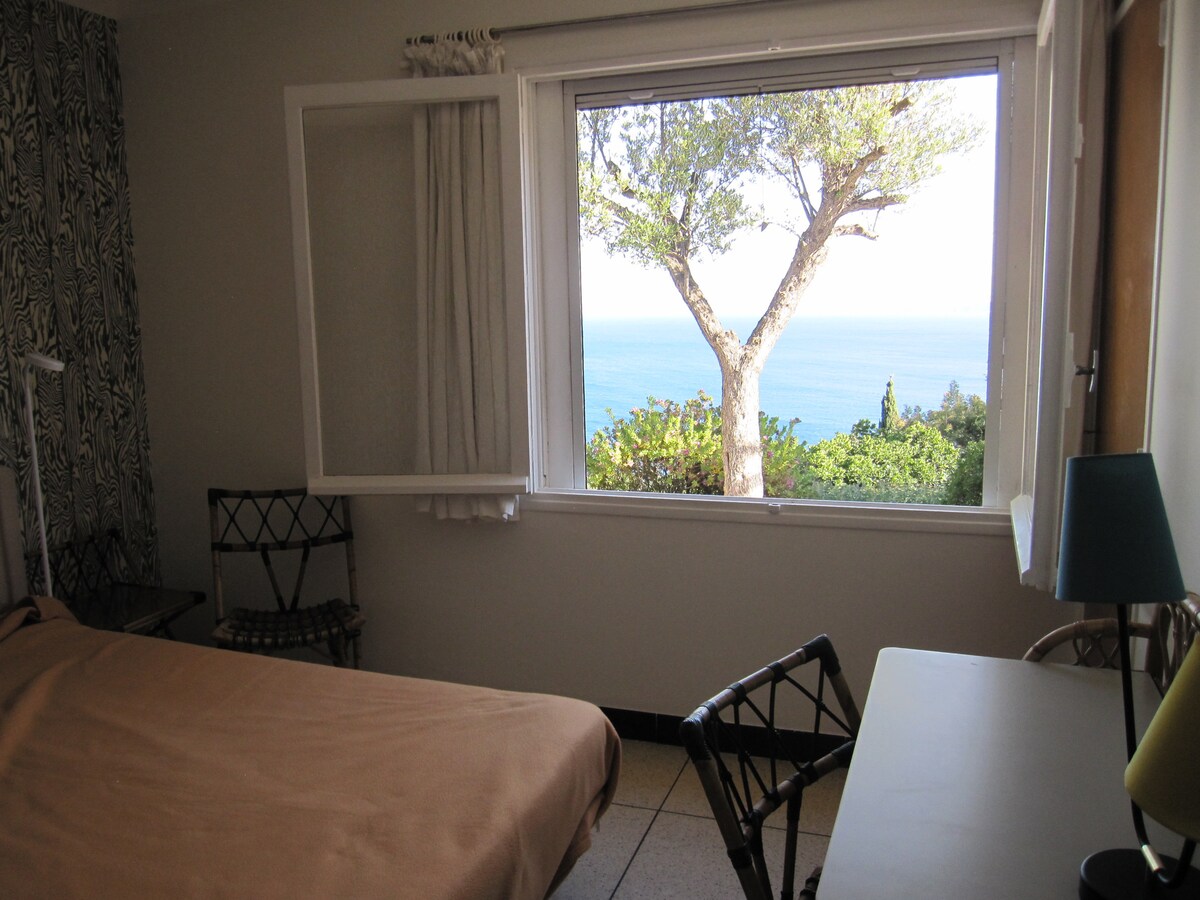 Spálňa 1 s manželskou posteľou (140) s výhľadom na more so šatníkom