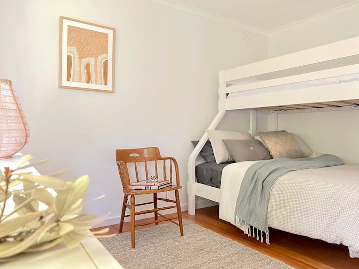 El dormitorio 3 cuenta con una litera triple, una cama doble debajo y una cama individual arriba. 