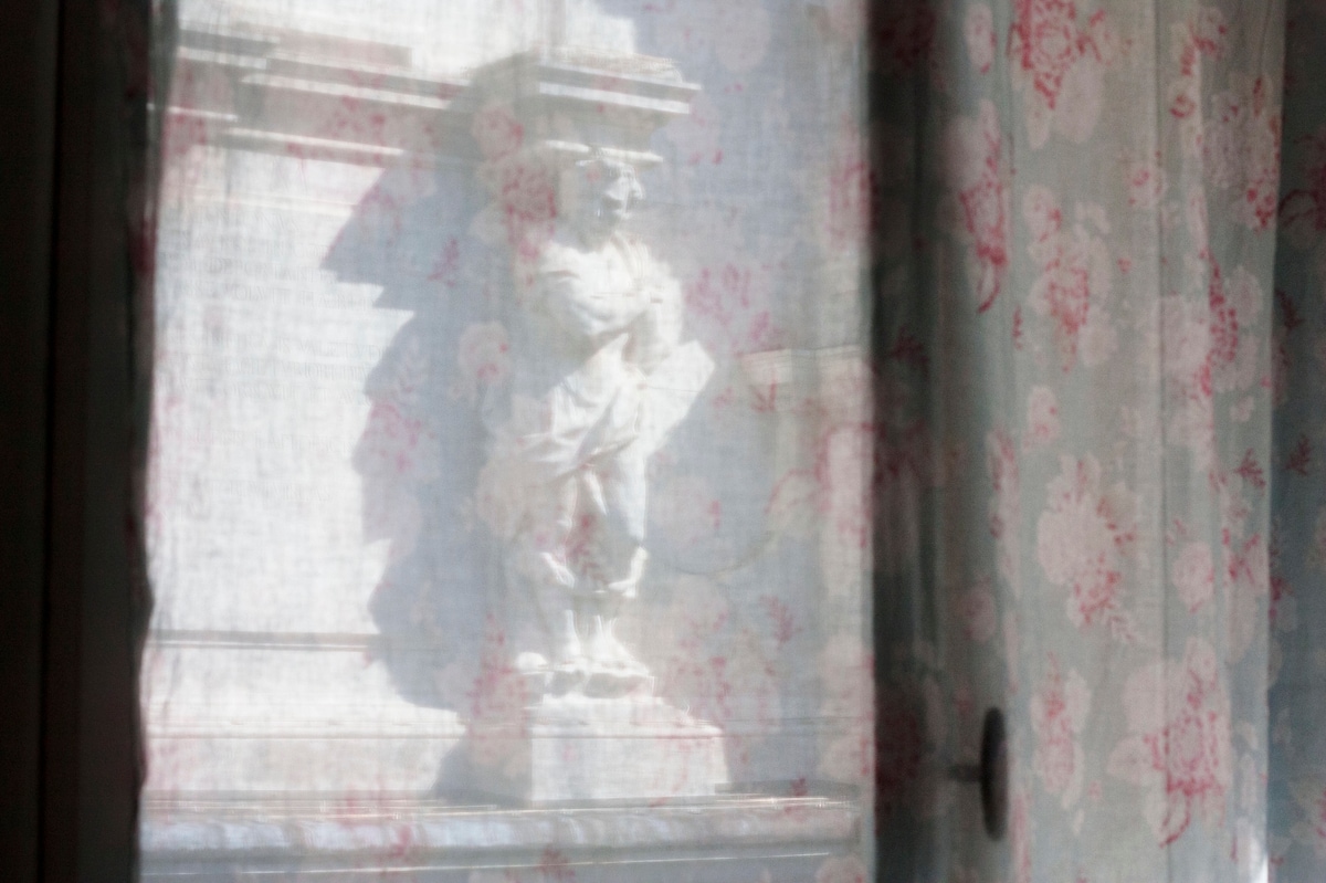 从双人卧室窗户欣赏美景 