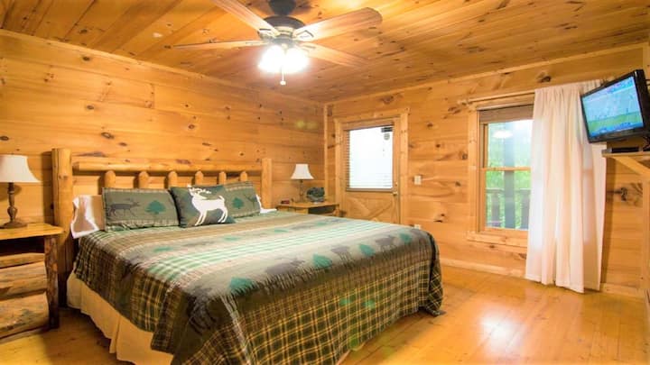 主卧套房--自制原木雪松加大双人床+乡村风光