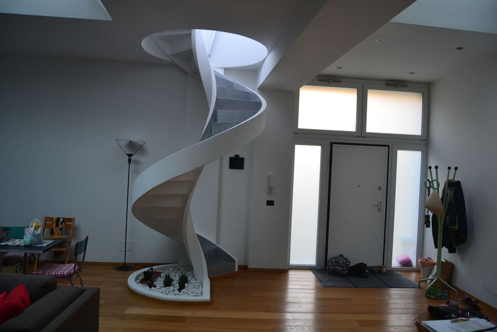 portone che conduce all'open space e scala che va al terrazzo