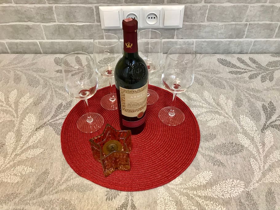 Бутылка вкусного армянского вина для всех наших гостей (комплимент).