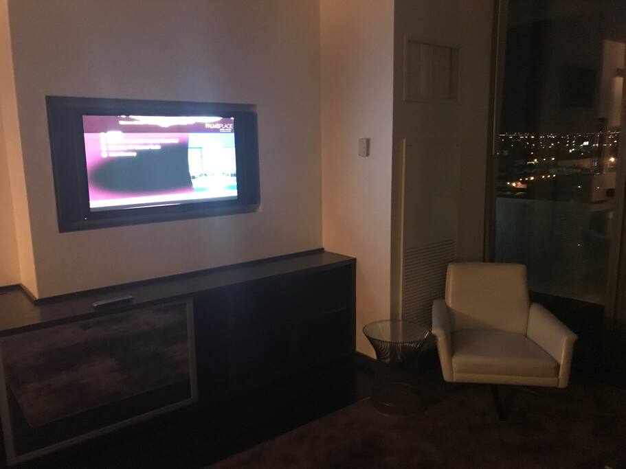 2 flatscreen televisions
