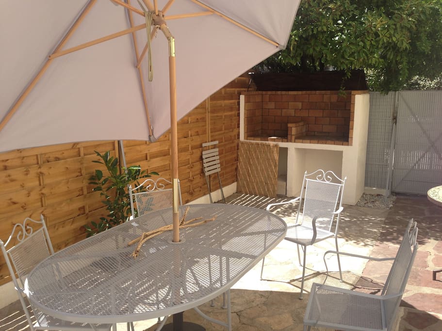 Salon de jardin avec barbecue en brisques réfractaires