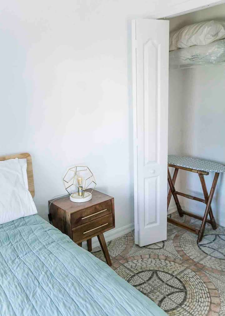 Dormitorio completo, minimalista, moderno de mediados de siglo, cómodas sábanas y colores suaves.
¡Incluye escritorio de trabajo para aquellos que viajan por trabajo!