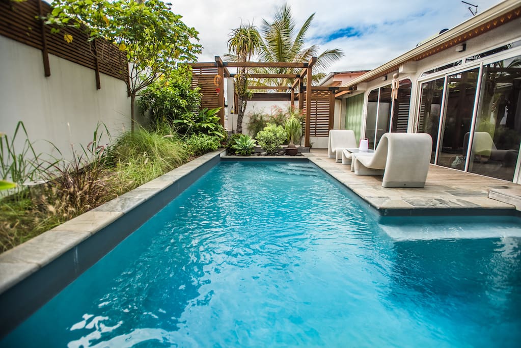Piscine chauffée donnant sur le solarium et le séjour