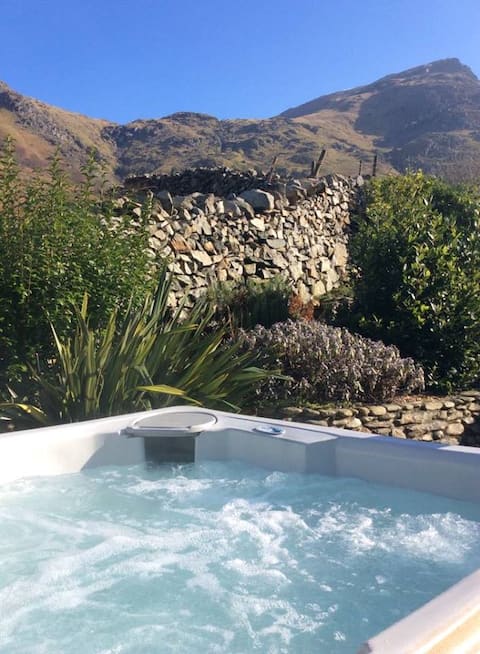 Snowdon House Llanberis Pass HOT TUB Sauna Logfire