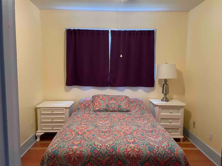 Მთავარი საძინებელი სრული ზომის საწოლი და სააბაზანო საშხაპით 