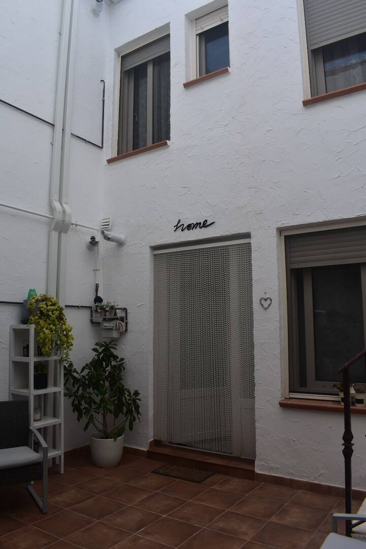 Charming house with patio, fireplace. Located 25min of sunshine and 15min Warner Park