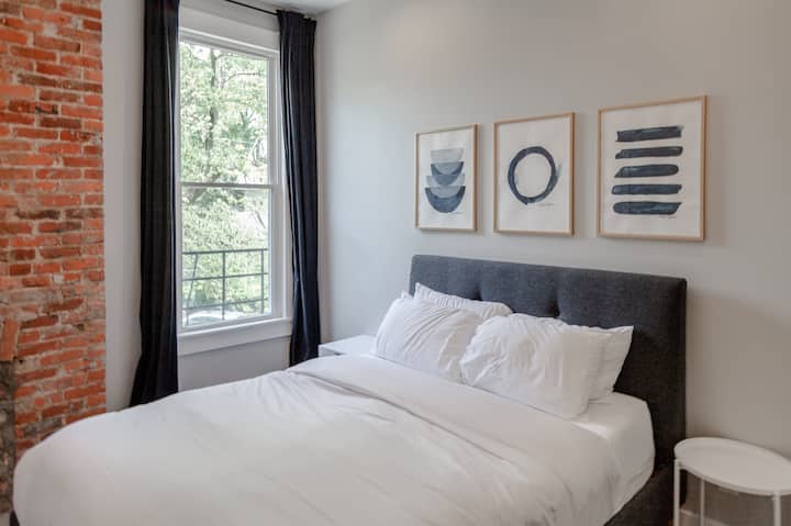 יחידה 2 - חדר שינה 1 (מקום ל -2): מיטת קווין סייז אחת