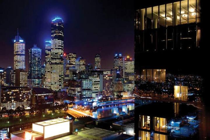 Amazing View 3 BR*2BTH*P APT in Heart of Southbank gallery image 4