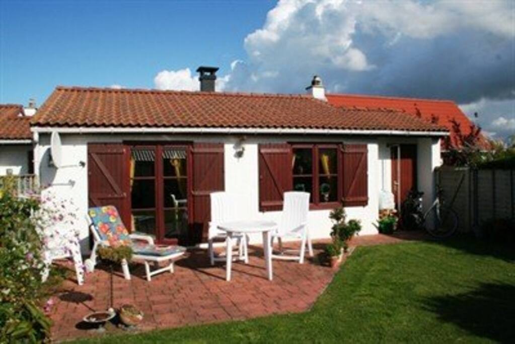 Terrasse mit Gartenmöbeln, Sonnenschirm, Grill
