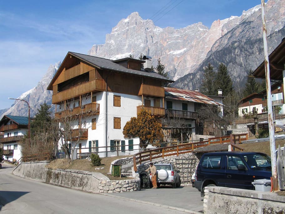 L'edificio in zona strategica tra tutti i servizi e l'area sciistica. Ski bus Dolomiti a 200 mt - The building in a strategic area between all the services and the ski area.