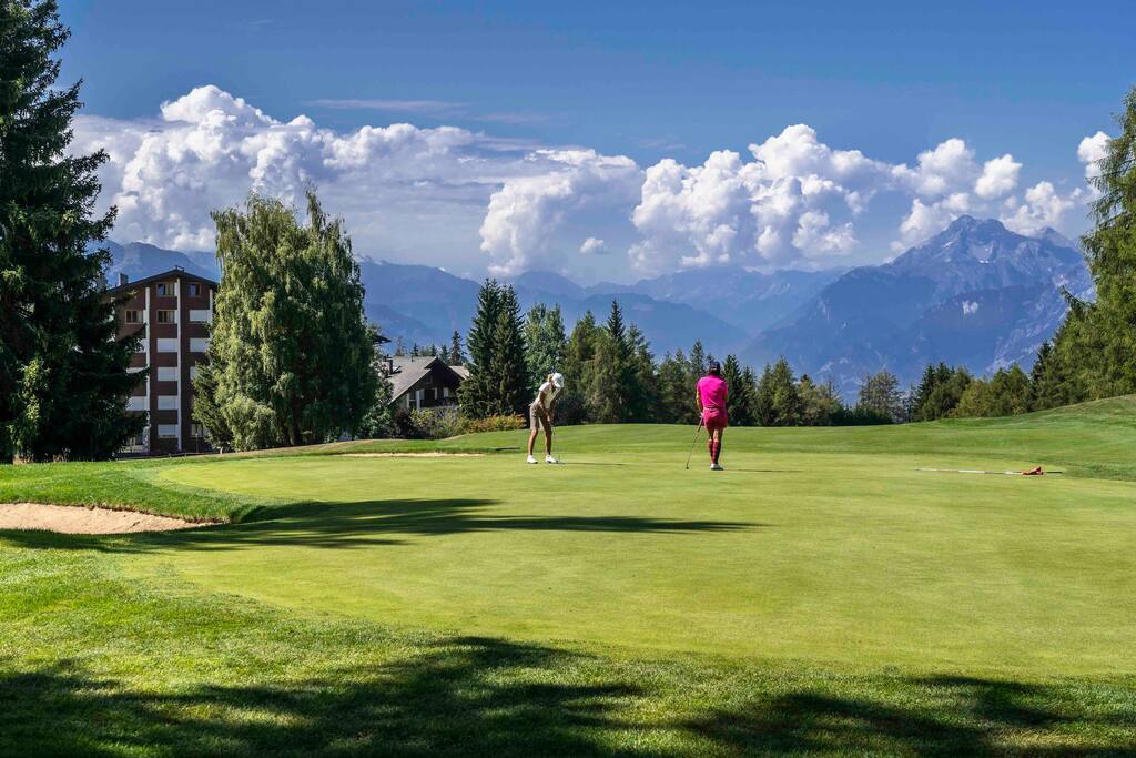 The golfcourse, hole 15 with the penthouse (open windows under the roof) on the left between the trees