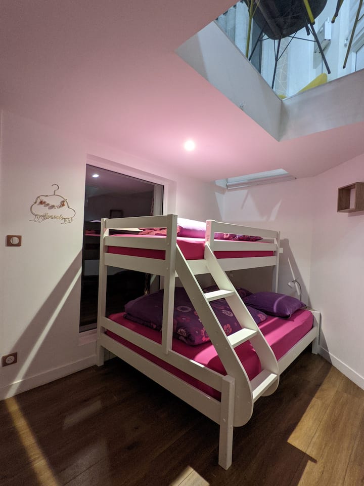 غرفة نوم في الطابق السفلي ، أسرّة (صورة "زاوية واسعة ")