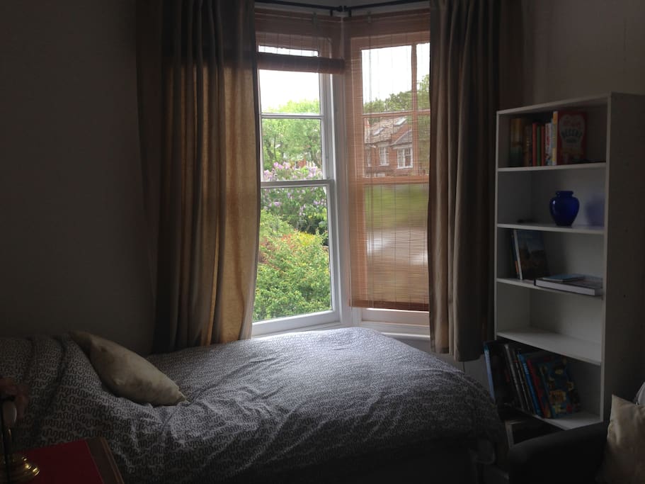 Light and bright room overlooking the garden.