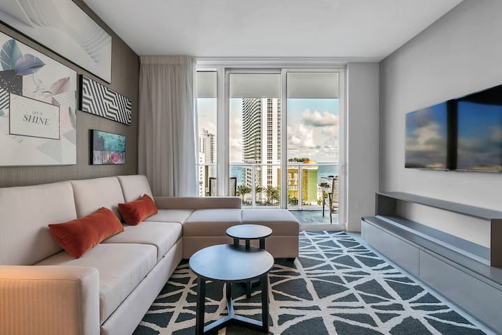 2br Retreat in Hollywood w/ Captivating Views gallery image 4