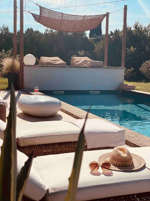 Provençal farmhouse with pool