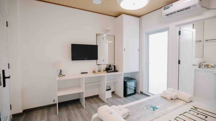 % {new ორადგილიანი ოთახი აივნით 