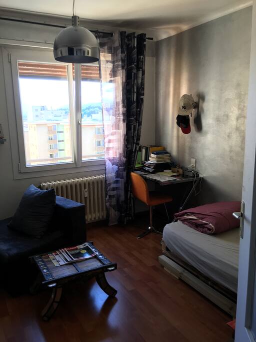 Petit canapé pour s'apaiser avec un bureau pour travailler