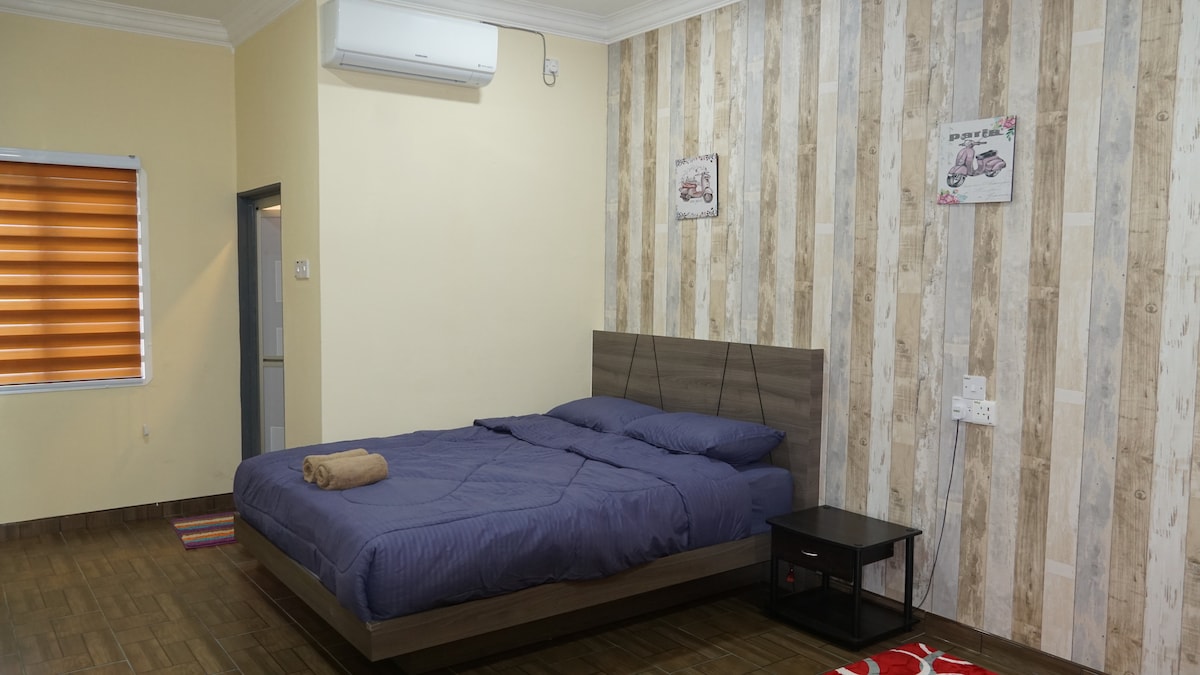 Кревет, врата од бањата