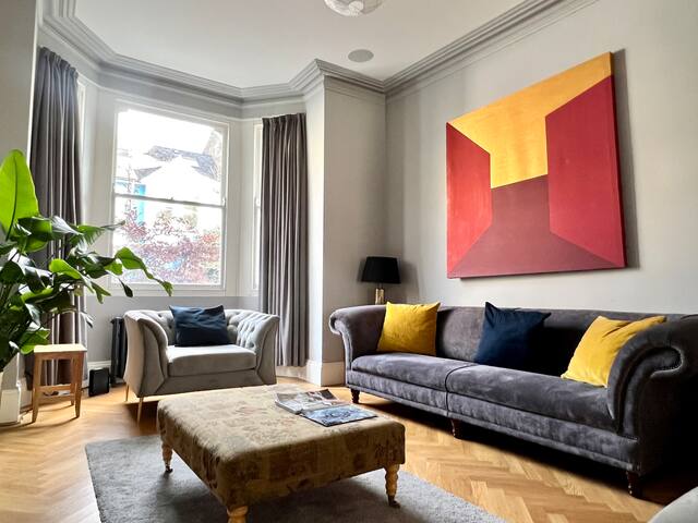 Stylish town house gallery image 3