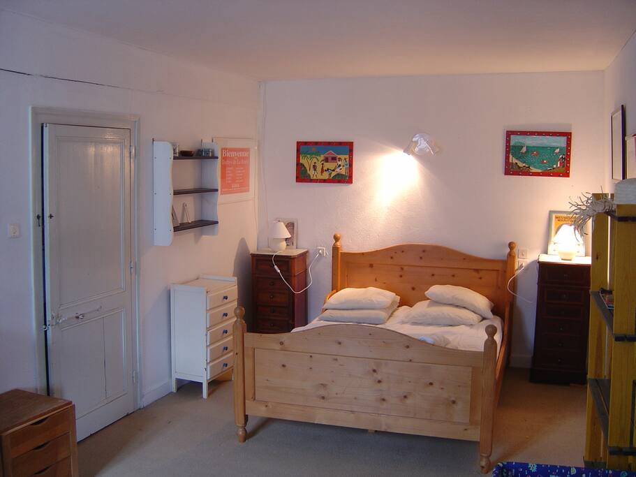 Chambre donnant sur la place de l'église