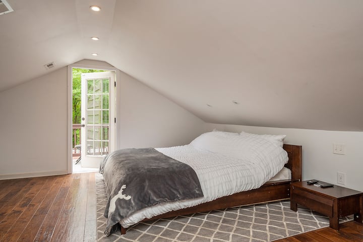 Მთავარ საძინებელში არის ტელევიზორი, ლუქს-კლასის სააბაზანო, ღია იატაკი და, რაც ყველაზე მთავარია, საკუთარი აივანი. 