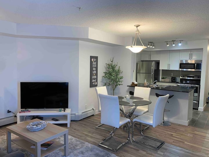 Classy & Cozy condo just 15 min from YYC! Condominiums for Rent in