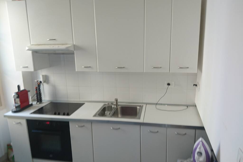 cuisine fonctionnelle avec deux frigos un four et une plaque de cuisson et un lave linge :pas de lave vaisselle.
Mais beaucoup de vaisselle ,de plats a cuisson ,cocotte minute etc...