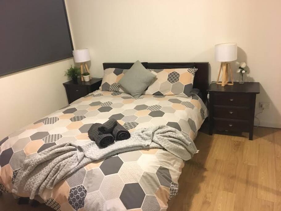 Bedroom 1 (queen bed)