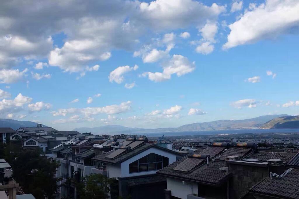 我家一层露台有个漂亮的玻璃房,二层露台是全开放的