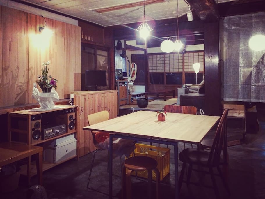 夜のエントランス。カフェスペースになります。