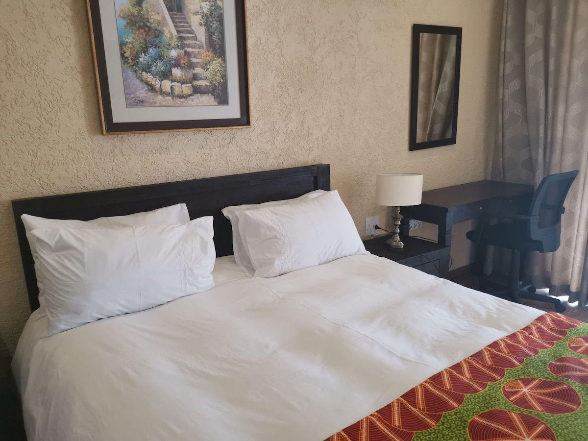 Menšia manželská posteľ - vlastná kúpeľňa, chladnička, mikrovlnná rúra, rýchlovarná kanvica